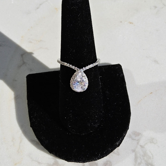 Elegant Silver Ring with Timeless Charm - Picture 8 of 12